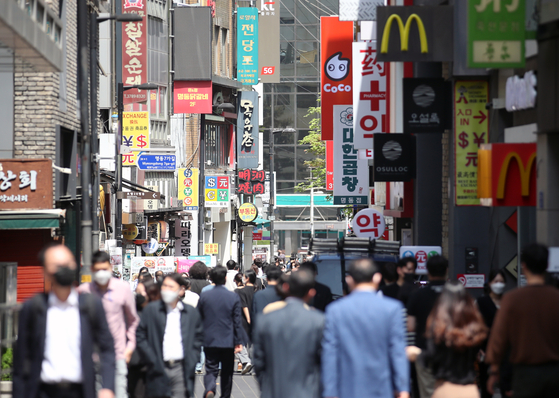 Streets in Myeong-dong, central Seoul, are shown on April 26. Korea’s economy grew 2.7 percent in the second quarter compared to a year earlier, according to a preliminary report released by the Bank of Korea on Tuesday. [NEWS1]