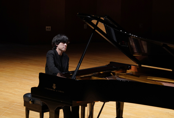 Pianist Yunchan Lim, 18, performs Scrabin's "Prelude Op. 37, No. 1" during the press conference held at the Lee Kang Sook hall of the Korea National University of Art’s Seocho Campus in southern Seoul on June 30. [KANG TAE-UK]