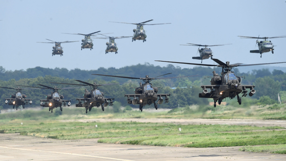 Apache, Black Hawk and Chinook helicopters take off for tactical maneuvers in Icheon, Gyeonggi on Monday in the largest air exercises held by the Korean Army in two years. A total of 34 helicopters were deployed for the drills, which took place in both Icheon and Yangpyeong, located southeast and east of Seoul. Pilots practiced evasive moves and sharp descents to avoid potential attacks as they carried out a hypothetical mission to capture a target facility controlled by enemy forces. Apaches leading the formation practiced infiltrating a designated site to identify and clear potential threats, after which Black Hawks and Chinooks carrying some 200 soldiers and military supplies flew in to fulfill the goal of securing the facility. [JOINT PRESS CORPS]