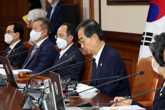 Prime Minister Han Duck-soo makes remarks during a cabinet meeting at the Central Government Complex in Jongno DIstrict, central Seoul, Tuesday. [YONHAP]