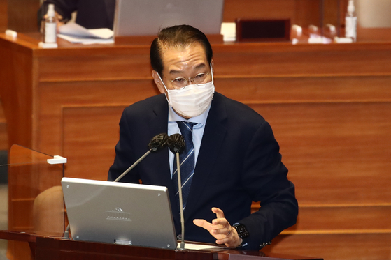 Unification Minister Kwon Young-se responds to lawmakers' questions at the National Assembly in Yeoudio, southern Seoul on Monday. [JOINT PRESS CORPS]