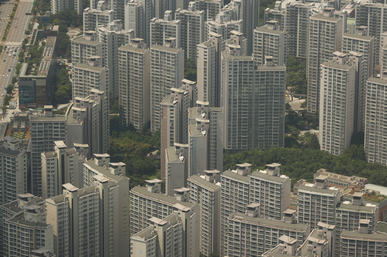 Apartment complexes in Songpa District, southern Seoul, as seen from Seoul Sky on Monday. [YONHAP]