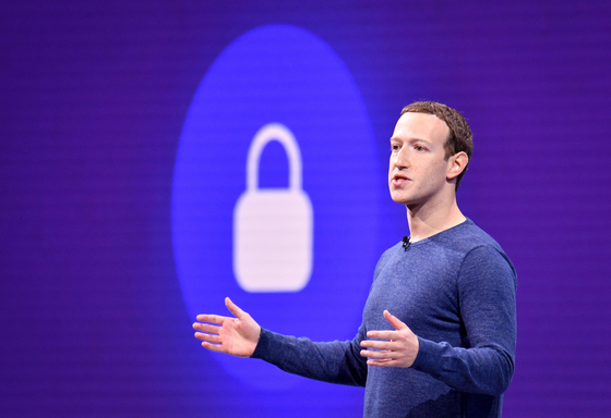 Dans cette photo d'archive prise le 1er mai 2018, le PDG de Facebook, Mark Zuckerberg, prend la parole lors du sommet annuel du F8 au San Jose McEnery Convention Center à San Jose, en Californie.  [AFP/YONHAP]