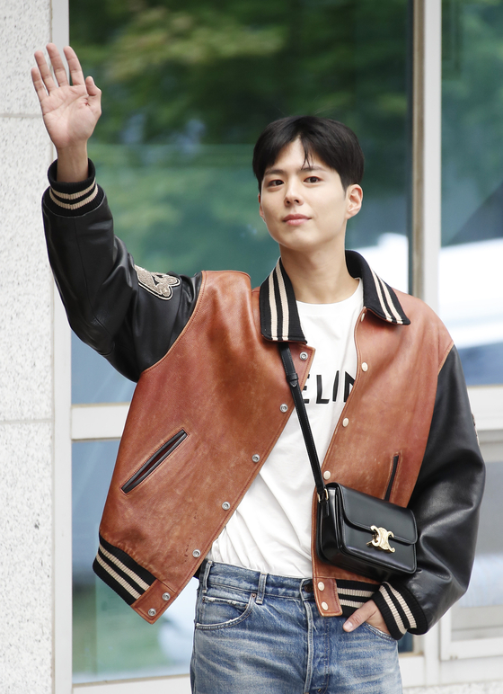 Actor Park Bo-gum leaves for Paris at Incheon International Airport on June 24. Here he is shown wearing a Celine Teen Triomphe Bag. [NEWS1]