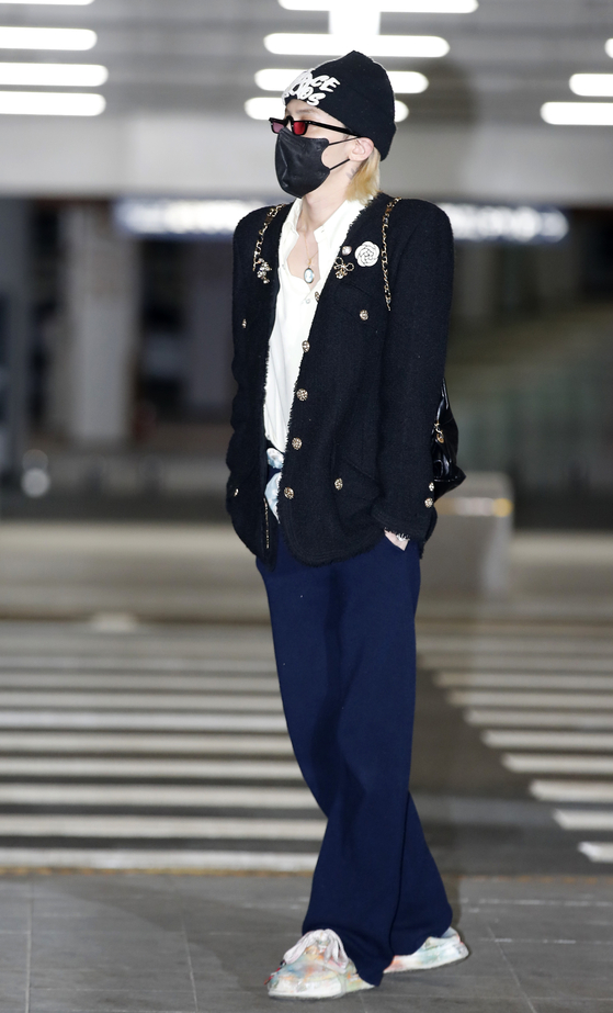 Big Bang's G-Dragon sports a feminine Chanel look on his way to Amsterdam for the Chanel Cruise 2022/23 Show on May 3 at Incheon International Airport. [NEWS1]