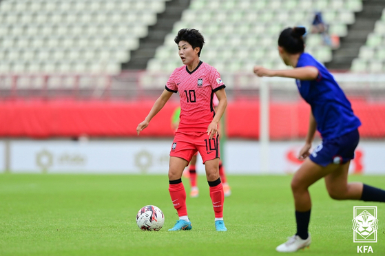 Ji So-yun looks controls the ball during an EAFF E-1 Football Championship match between Korea and Chinese Taipei on Tuesday at Kashima Soccer Stadium in Kashima, Japan. [KFA/YONHAP]