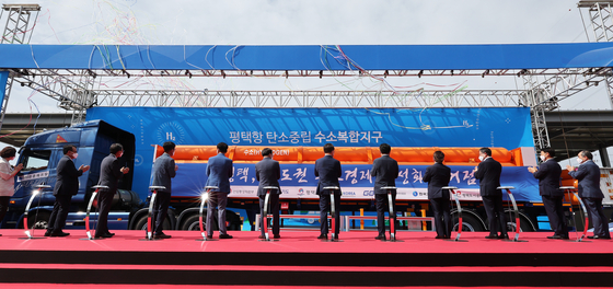 A hydrogen tube trailer departs from a ceremony celebrating the completion of a new hydrogen production plant in Pyeongtaek, Gyeonggi on Wednesday. The plant is the first of its kind in the city and the country's second hydrogen production plant. It is expected to produce up to seven tons of hydrogen per day, supplying fuel for 430,000 hydrogen vehicles per year, according to the Ministry of Trade, Industry and Energy. [YONHAP]