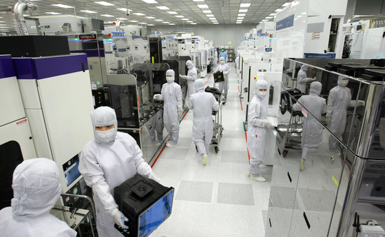 Workers at SK hynix transport wafers at a chip plant in Icheon, Gyeonggi. [JOONGANG PHOTO]