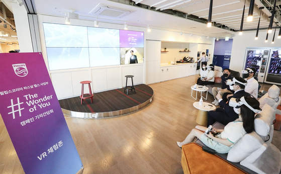People participate in a virtual reality program to watch a Philips advertisement at Philips Korea's headquarters in central Seoul. [PHILIPS KOREA]