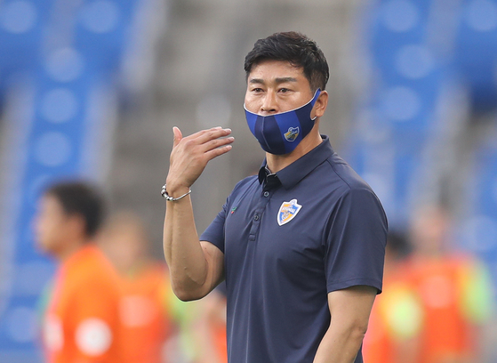 Kim Do-hoon manages Ulsan Hyundai during a game in June 2020. [YONHAP]