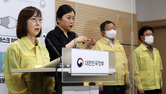Peck Kyong-ran, the commissioner of the Korea Disease Control and Prevention Agency (KDCA), announces everyday measures to help prevent the spread of Covid-19 during a press briefing at the KDCA headquarters in Cheongju, North Chungcheong, on Wednesday. [NEWS1]