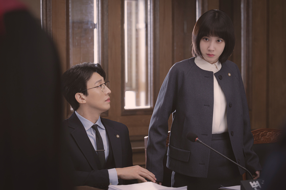 in "Extraordinary Attorney Woo," attorney Jeong Myeong-seok, portrayed by Kang Ki-young, accepts Young-woo as a lawyer and overcomes his bias of people with disabilities. [A STORY]