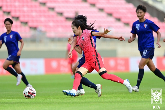Lee Min-a, center, dribbles past the Chinese Taipei defense during an EAFF E-1 Football Championship match between Korea and Chinese Taipei on Tuesday at Kashima Soccer Stadium in Kashima, Japan. [KFA/YONHAP]