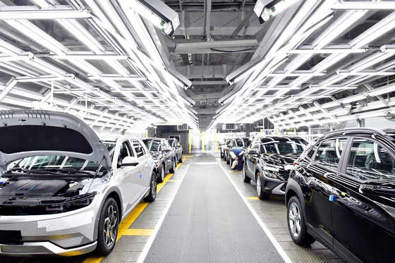 Cars are lined up inside Hyundai Motor's Ulsan plant [HYUNDAI MOTOR]