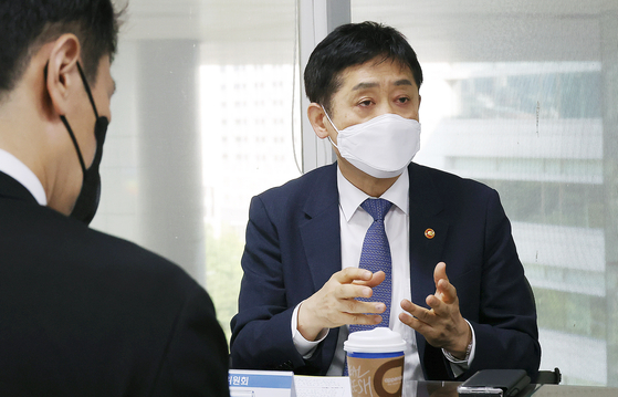 Kim Joo-hyun, chairman of the Financial Services Commission, speaks at a meeting held to root out illegal short selling in western Seoul on Thursday. [YONHAP]