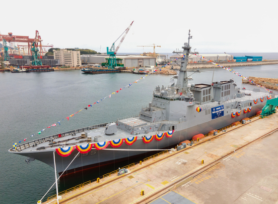 The Jeongjo The Great destoyer is docked at Hyundai Heavy Industries' shipyard in Ulsan on Thursday. [HYUNDAI HEAVY INDUSTRIES]