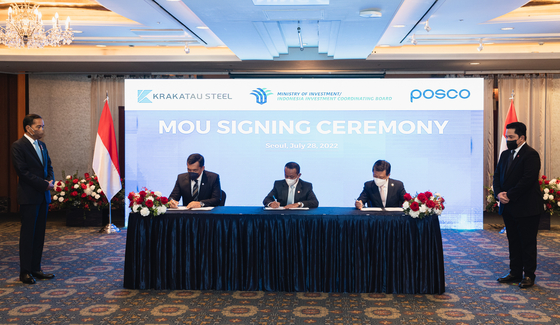 Krakatau Steel CEO Silmy Karim, second from left, and Posco CEO Kim Hag-dong, fourth from left, sign a memorandum of understanding to jointly build a blast furnace and cold rolling mill in Indonesia, on Thursday at Lotte Hotel in central Seoul. [POSCO] 