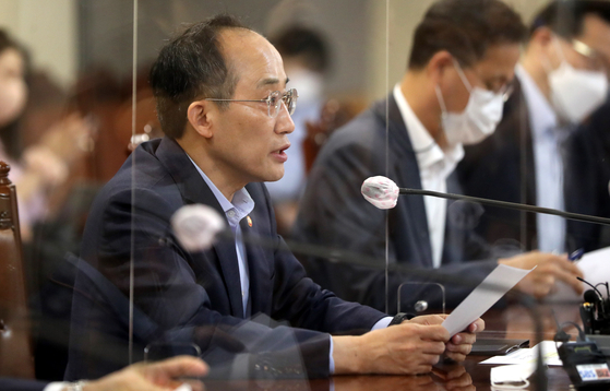 Finance Minister Choo Kyung-ho speaks at a meeting held to discuss the economy in central Seoul on Thursday. [YONHAP] 