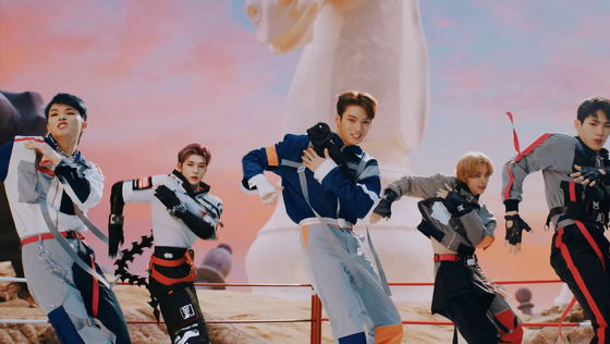 Boy band Superkind performs in a scene from its music video for its debut digital single "Watch Out" (2022). SAEJiN is second from left. [DEEPSTUDIO]