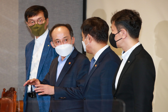 Bank of Korea Gov. Rhee Chang-yong, far left, and Finance Minister Choo Kyung-ho, second from left, are shown at a meeting held to discuss the impact of the Fed’s 75 point basis rate increase on the domestic finance market in central Seoul on Thursday. [YONHAP]