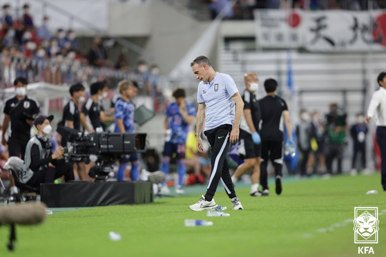 Paulo Pinto réagit en marge en regardant la défaite 3-0 de la Corée contre le Japon au Toyota Stadium de Toyota, au Japon, mercredi. [NEWS1]