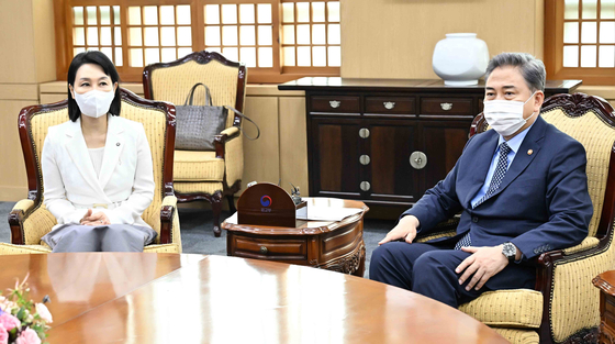 Lee Shin-hwa, the newly appointed envoy for North Korean human rights, left, speaks with Foreign Minister Park Jin at the ministry headquarters in Seoul on Thursday. [MINISTRY OF FOREIGN AFFAIRS]