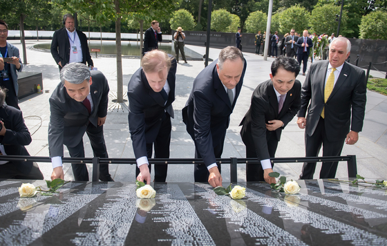 From far right, Korea's Minister of Patriots and Veterans Affairs Park Min-shik and U.S. Second Gentleman Douglas Craig Emhoff place flowers on the newly completed Wall of Remembrance at the Korean War Veterans Memorial in Washington D.C. on Wednesday. [YONHAP] 