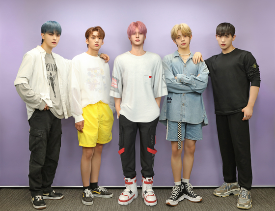 From left, members Daemon, SiO, SAEJiN, Eugene and Geon of boy band Superkind pose during an interview at the JoongAng Ilbo building in Mapo District, western Seoul, on July 19. SAEJiN is a virtual member. [DEEPSTUDIO]