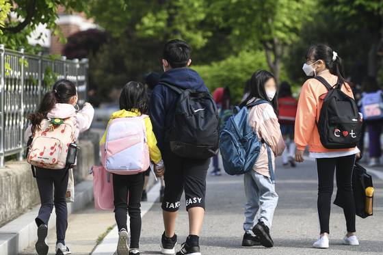 Students attending Kwangjang Elementary School in Gwangjin District, eastern Seoul, head to school on May 2. [JOINT PRESS CORPS]