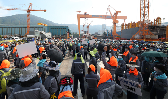 Daewoo Shipbuilding & Marine Engineering (DSME) employees hold a rally opposing a subcontractors' strike at DSME's shipyard in Geoje, South Gyeongsang, on July 20. [SONG BONG-GEUN]