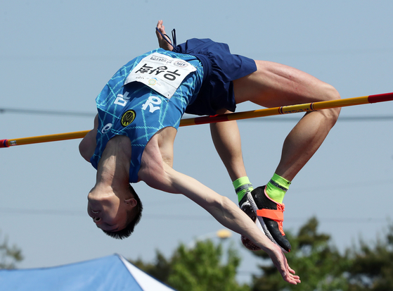 Woo Sang-hyeok competes at the men's high jump finals at the Naju Athletics Championships in Naju Sports Complex in Naju,South Jeolla on Wednesday. [YONHAP] 