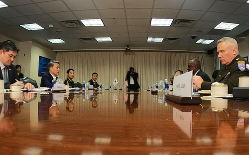 South Korean Defense Minister Lee Jong-sup (second from left) and U.S. Secretary of Defense Lloyd Austin (second from right) hold talks at the U.S. Department of Defense in Washington on July 29, 2022. [JOINT PRESS CORPS]