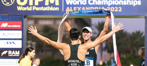 Jun Woong-tae, left and Jung Jin-hwa celebrate after crossing the finish line first on Sunday at the men's relay race of the Union Internationale de Pentathlon Moderne (UIPM) 2022 Pentathlon World Championships. [KMPF]