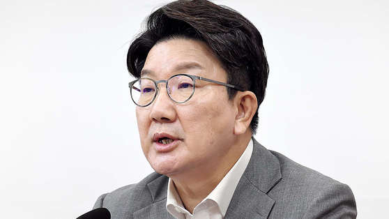Rep. Kweon Seong-dong, floor leader and acting chairman of the People Power Party (PPP), speaks at his party’s Supreme Council meeting at the National Assembly in western Seoul Friday. He announced Sunday he will step down as acting chairman of the PPP. [JOINT PRESS CORPS] 