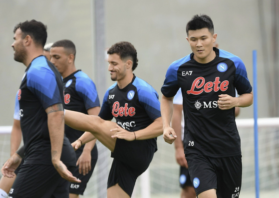 Kim Min-jae, right, trains with his Napoli teammates at the club's training camp in Castel di Sangro, Italy on Thursday. [NAPOLI SSC]
