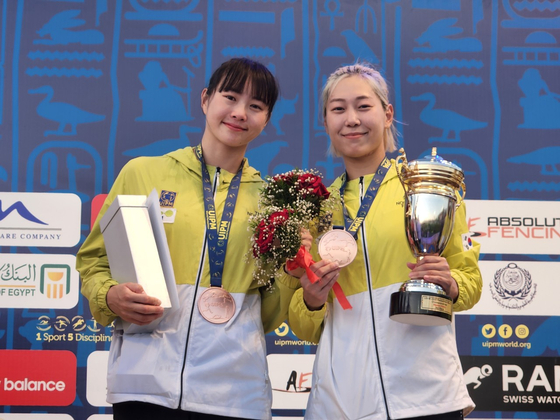 Kim Sun-woo, left and Kim Se-hee celebrate winning the women's relay bronze medal at the Union Internationale de Pentathlon Moderne (UIPM) 2022 Pentathlon World Championships in Alexandria, Egypt on Tuesday. [KMPF]