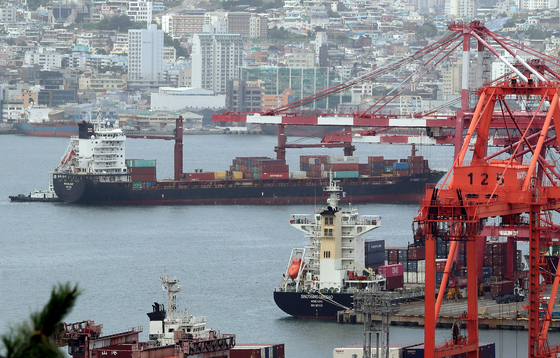 A port in Busan on Monday. Korea’s trade deficit continued for a fourth straight month as higher energy prices and a weak won led to a rise in imports. [YONHAP] 