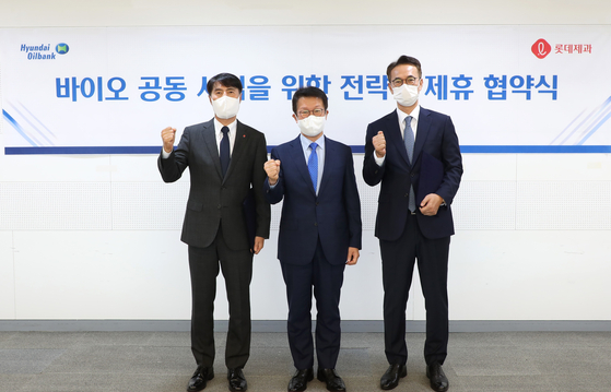 From left: Lee Jin-sung, Lotte Confectionery's head of marketing and e-commerce, Chu Young-min, Hyundai Oilbank CEO, and Lee Seung-soo, pose during a signing ceremony held at Hyundai Oilbank's office in Jung District, central Seoul, Monday. [HYUNDAI OILBANK]