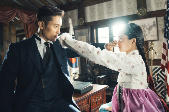 Lee, on the left, as an American Marine Corps officer sent to Joseon for a mission who falls in love with noble women Go Ae-shin, portrayed by Kim Tae-ri, in tvN series “Mr. Sunshine" (2018). The series is set in the late 1800s and early 1900s before Japan occupied Korea between 1910-45. [TVN]