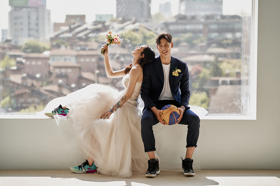 Basketball stars Lee Seung-jun and Kim Sonia in a pre-wedding ceremony photo released in May 2021. [STUDIO WONKYU] 