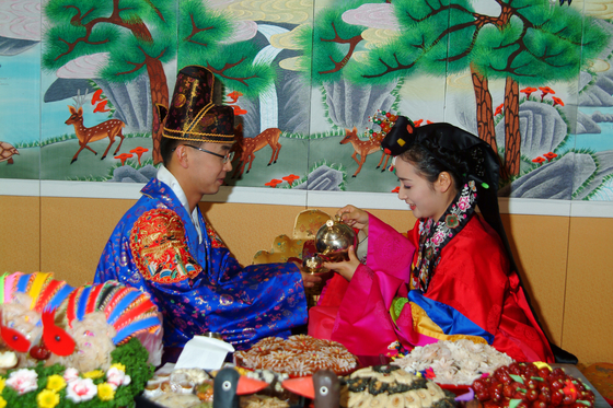 Pyebaek, a post-ceremony reception dating back to the 1392-1910 Joseon Dynasty is one of the surviving traditional wedding rituals often partaken in today by couples and their close relatives. [SHUTTERSTOCK]