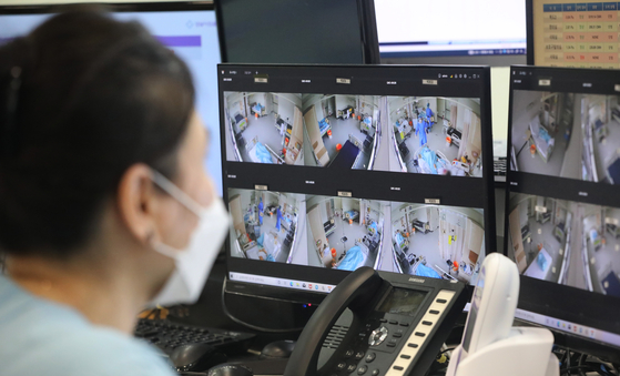 A nurse at the Seongnam Citizens Medical Center monitors Covid-19 patients inside the hospital's negative pressure ward on Monday. [YONHAP] 