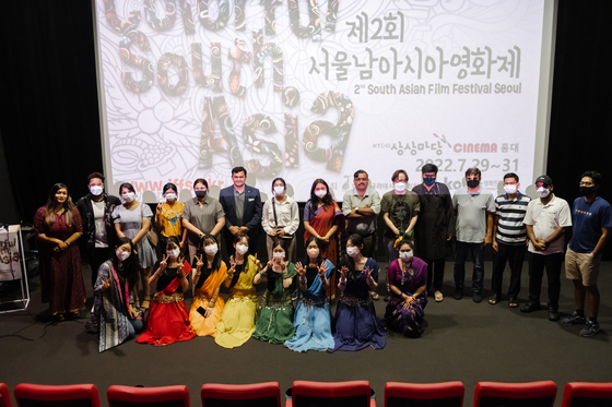 Members of the Bangladesh Cultural Association in Korea, Korean Film Council, Swami Vivekananda Cultural Centre of India and students from Hankuk Univerisity of Foreign Studies celebrate the opening of the Second South Asian Film Festival at the KT&G Sangsangmadang theater in western Seoul last Friday. The festival showed movies from India, Bangladesh, Nepal, Sri Lanka, Afghanistan and Bhutan through the weekend.[BANGLADESH CULTURAL ASSOCIATION IN KOREA]