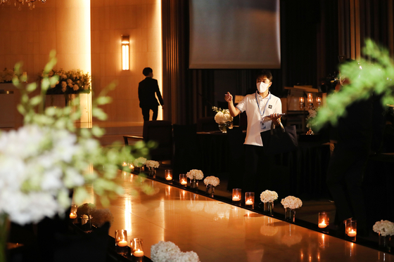 A wedding hall in Gangnam District, southern Seoul, getting ready for a ceremony on Aug. 29, 2020. [NEWS1] 