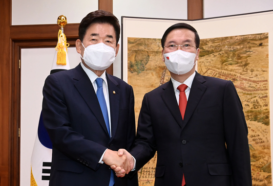 National Assembly Speaker Kim Jin-pyo, left, poses Tuesday with Vo Van Thuong, right, permanent member of the Vietnamese Party Central Committee’s Secretariat, who visited Korea to commemorate the 30th anniversary of diplomatic ties between Korea and Vietnam. [KIM SEONG-RYONG]