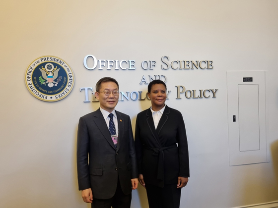 Minister of Science and ICT Lee Jong-ho, left, and Alondra Nelson, the acting director of U.S. Office of Science and Technology Policy (OSTP) [NASA/BILL INGALLS] 