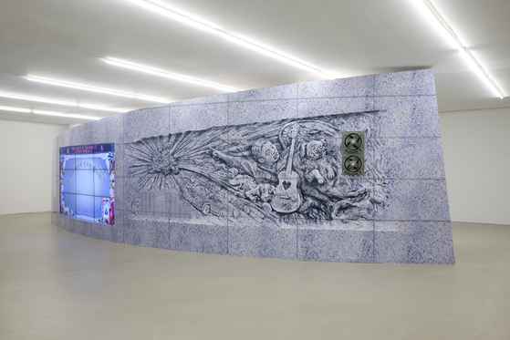 Placed in the middle of the exhibition space, this installation serves as a memorial as well as a crematorium. Note the details of the ventilation fans and a mural of Lee Dae-wang, the main protagonist of Ryu's artworks. [FONDATION D'ENTREPRISE HERMES]