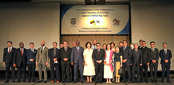Colombian Ambassador to Korea Juan Carlos Caiza, ninth from left in front, his wife Ana Paula Martinez Garrigos, 10th from left, Kim Hyo-eun, ambassador and deputy minister for climate change in the Ministry of Foreign Affairs, eighth from left, and other members of the diplomatic corps in Seoul celebrate the 212th anniversary of Colombian Independence Day at the Four Seasons Seoul on Monday.[PARK SANG-MOON]