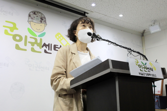 An official from the Center for Military Human RIghts Korea describes allegations during a press conference at the center's office in Mapo District, western Seoul, on Tuesday. [NEWS1]