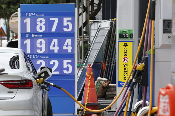 A gas station in Seoul on Tuesday. The National Assembly approved a bill that raised the maximum ceiling on the cut that the government can make on fuel tax to ease the burden on rising fuel prices. [YONHAP] 